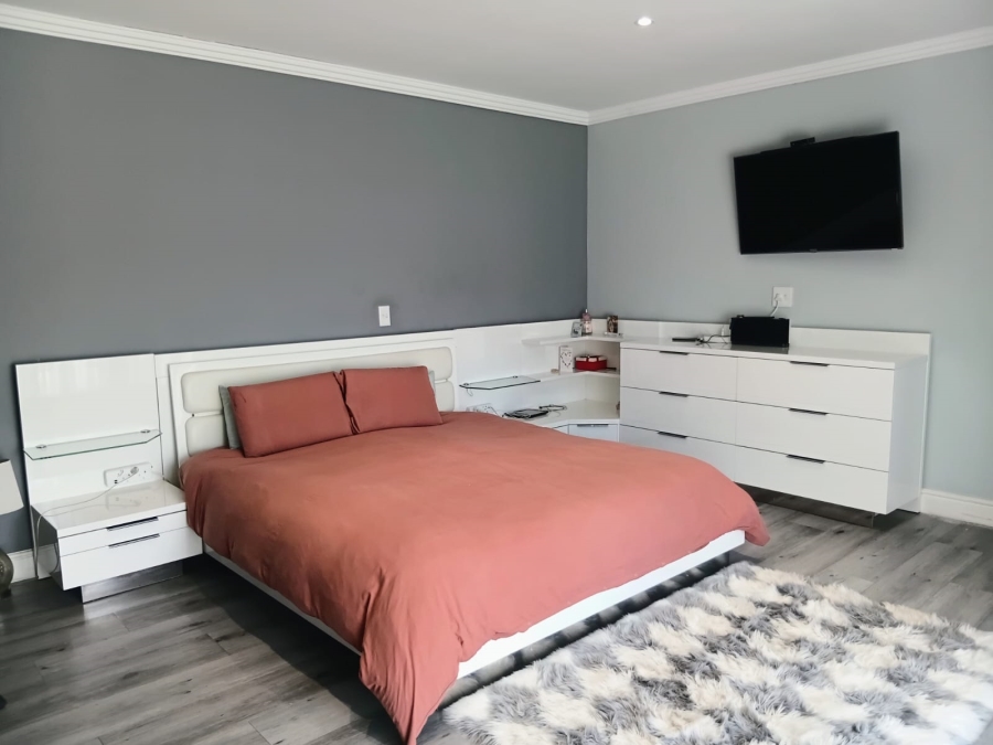 5 Bedroom Property for Sale in Beacon Bay Eastern Cape